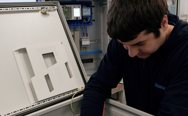 Ein NIVUS Mitarbeiter konfektioniert einen Schaltschrank für die schlüsselfertige Installation der Messtechnik Ein NIVUS Mitarbeiter konfektioniert einen Schaltschrank für die schlüsselfertige Installation der Messtechnik