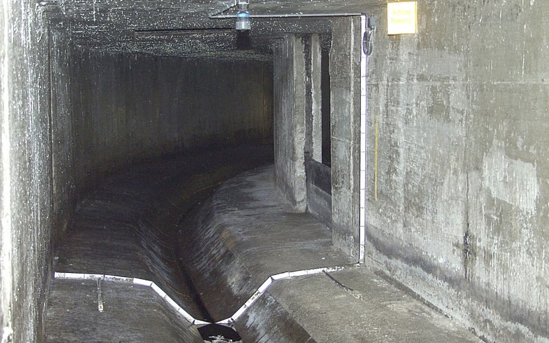 Durchflussmessung im Kanal mit Trockenwetterrinne Durchflussmessung im Kanal mit Trockenwetterrinne