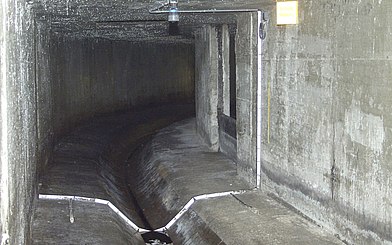 Durchflussmessung im Kanal mit Trockenwetterrinne Durchflussmessung im Kanal mit Trockenwetterrinne