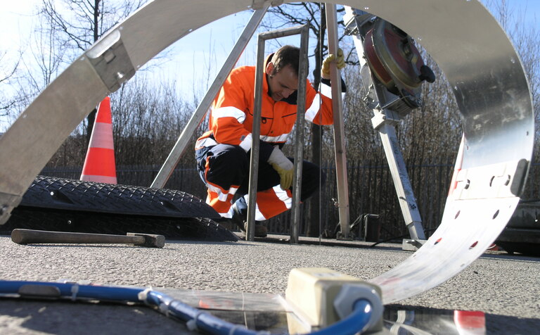 Thorsten Bayer überwacht den Einbau von Durchflussmesstechnik im Abwasserkanal Thorsten Bayer überwacht den Einbau von Durchflussmesstechnik im Abwasserkanal