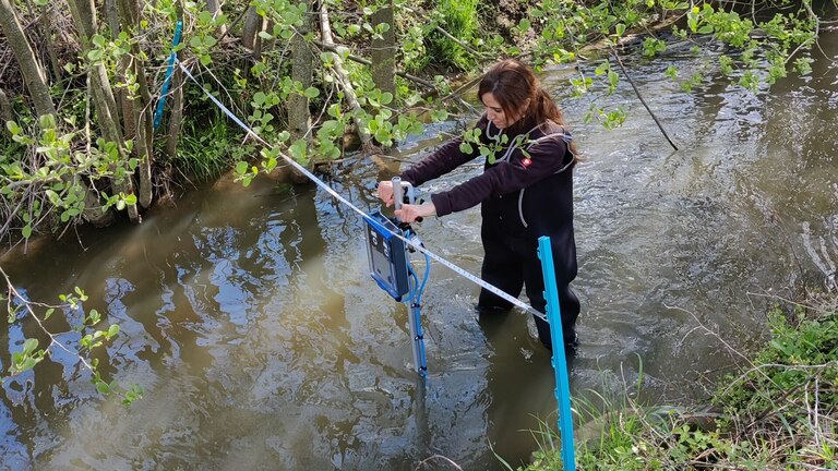 Hydrologie Durchflussmessung schmaler Fluss Durchflussmessung an schmalen Fluss