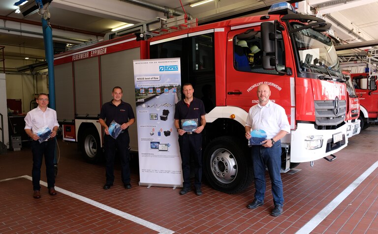 Marcus Fischer, NIVUS (rechts) und Stephan Frank, NIVUS (links) überreichen Thomas Blösch (2. v. links) und Oliver Kohler von der Freiwilligen Feuerwehr in Eppingen 350 Schlauchtücher. 