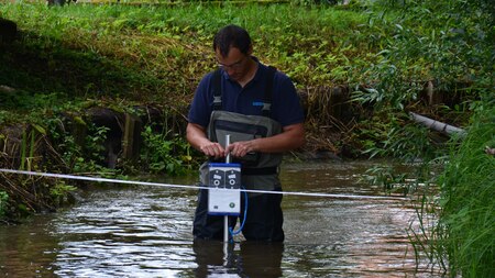 Durchflussmessung mit NivuFlow Stick im Trapezkanal in Lorquin Durchflussmessung mit NivuFlow Stick im Trapezkanal in Lorquin