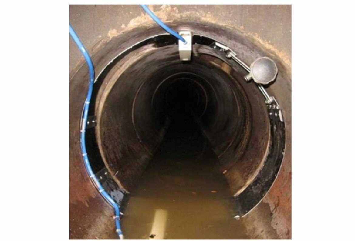 Durchflussmessstelle: Sensoren für Fließgeschwindigkeits- und Füllstandsmessung